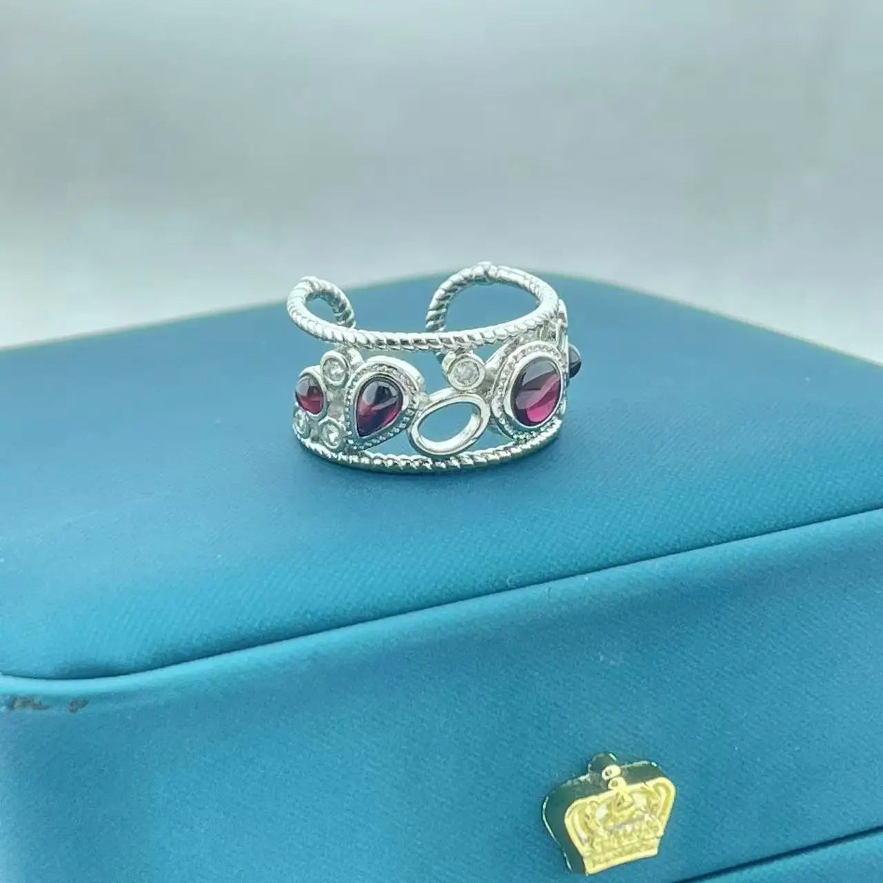 A Fashionable and Trendy European and American Brass Electroplated White Gold Ring with a Red Pomegranate Opening
