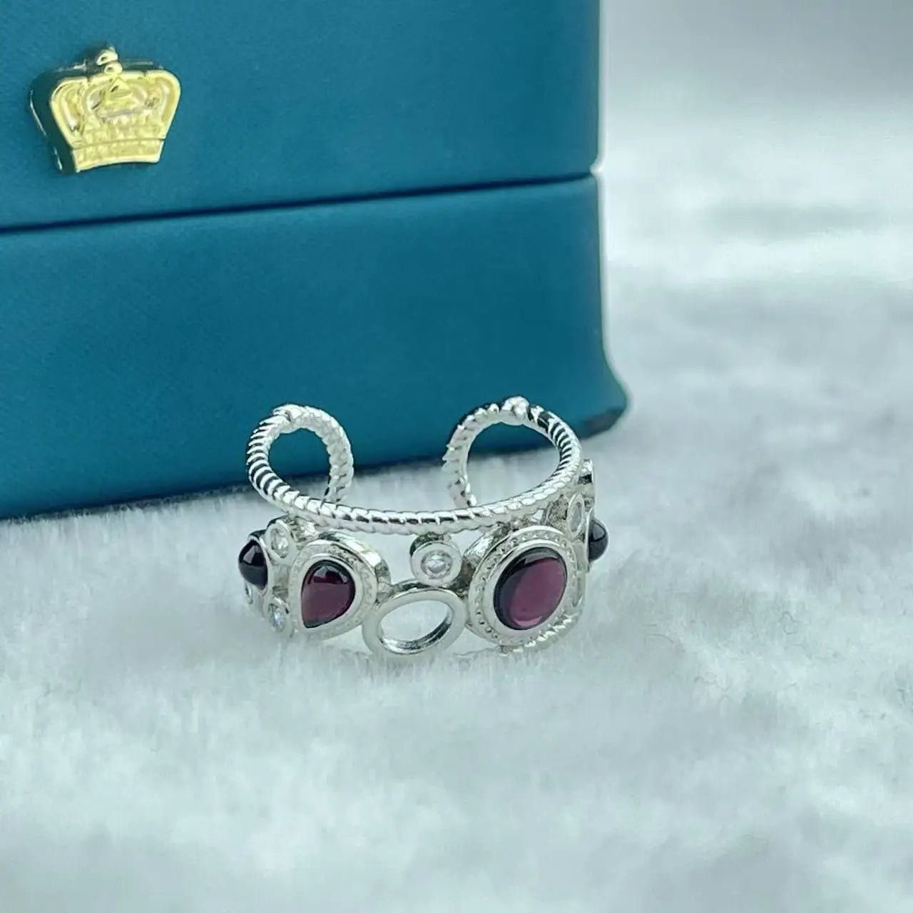 A Fashionable and Trendy European and American Brass Electroplated White Gold Ring with a Red Pomegranate Opening