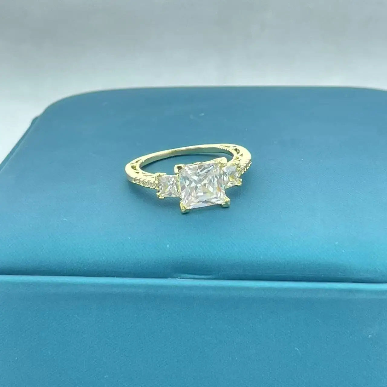 A Classic, Popular, and Internet-famous Women's Opening Ring Made of European and American Brass Inlaid with Zircon