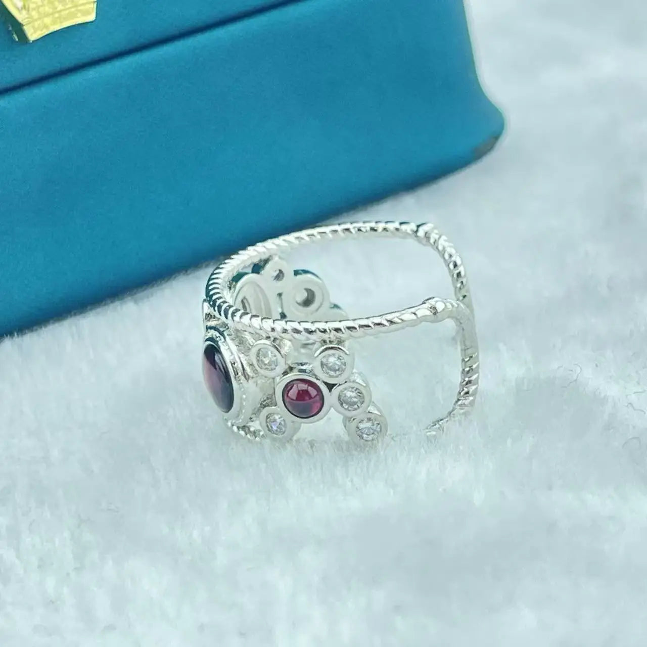 A Fashionable and Trendy European and American Brass Electroplated White Gold Ring with a Red Pomegranate Opening